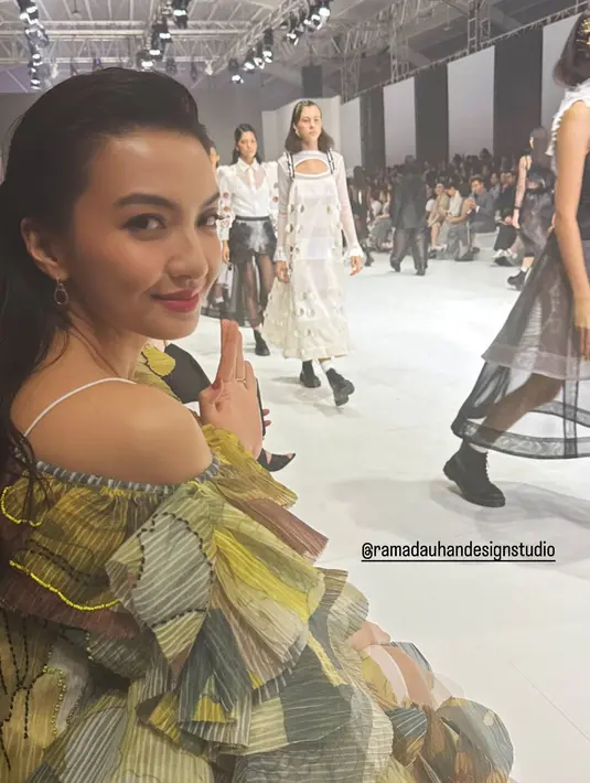 Gaun bervolume itu bikin Raline Shah terlihat mencolok. Namun tatanan rambut sleek menyeimbangkan penampilan Raline di Dewi Fashion Knights [@ralineshah]