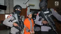 Terdakwa kasus terorisme, Aman Abdurrahman usai mengikuti pembacaan tuntutan JPU di PN Jakarta Selatan, Jumat (18/5). Jaksa meyakini Aman Abdurrahman merupakan dalang serangan teror di Indonesia, antara lain bom Thamrin. (Liputan6.com/Helmi Fithriansyah)