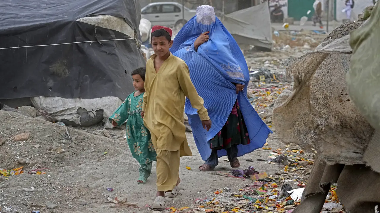 Taliban Perintahkan Perempuan Afghanistan Pakai Burqa di Ruang Publik