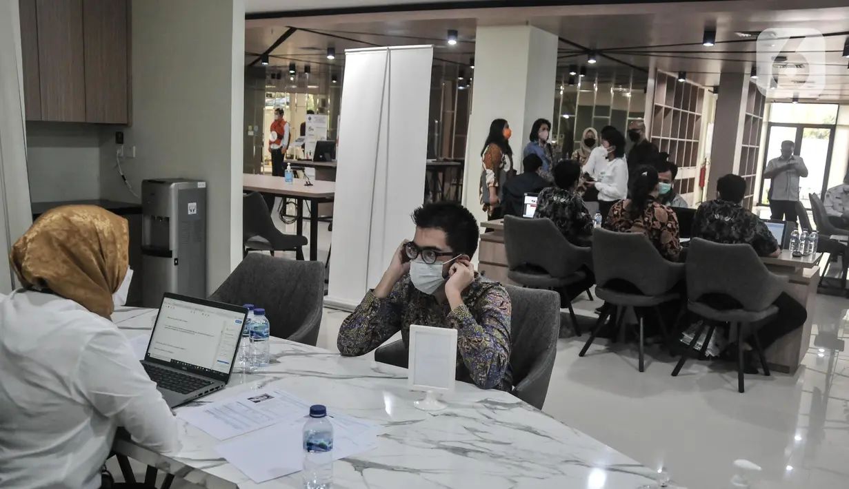 Penyandang tunarungu saat mengikuti walk in interview Job Fair Khusus Disabilitas di Gedung Pusat Pasar Kerja, Kementerian Ketenagakerjaan, Jakarta, Rabu (13/7/2022). (merdeka.com/Iqbal S. Nugroho)