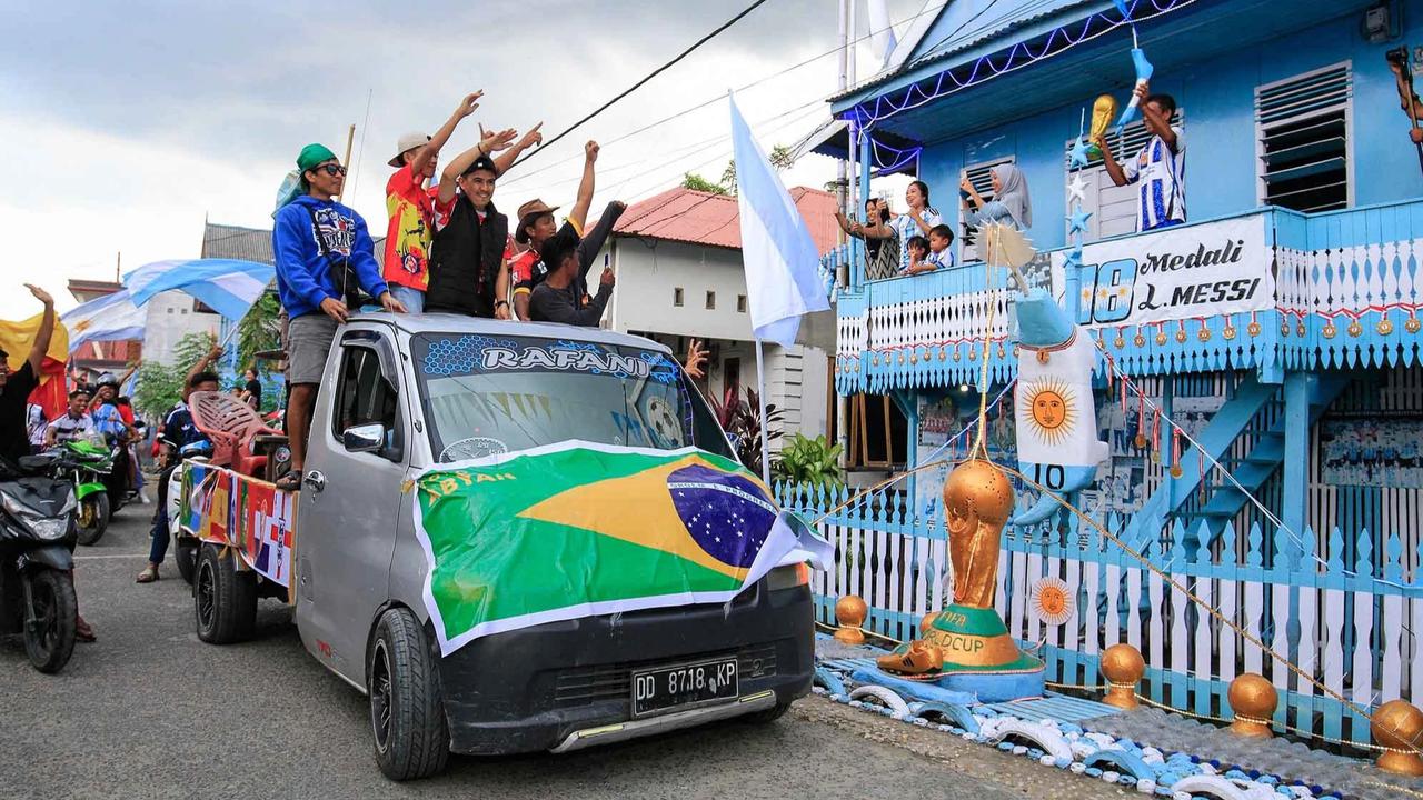 FOTO: Ratusan Warga Gelar Konvoi Sambut Piala Dunia 2026 k