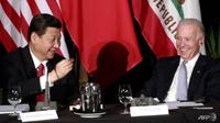 Joe Biden bertemu dengan Xi Jinping dari China di Los Angeles pada tahun 2012 ketika keduanya masih menjadi wakil presiden. (AFP / POOL)