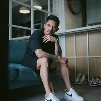 Pesinetron Fandy Christian menuliskan pesan manis untuk istri dan anak-anaknya. Belakangan ini, rumah tangga pasangan ini menarik perhatian warganet.  Pasalnya, Dahlia membongkar isi chat suaminya dengan seorang perempuan. [Instagram/fandych]