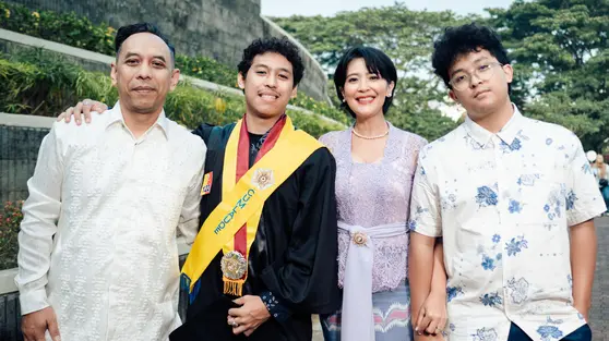 Putra Sulung Pongki Barata dan Sophie Navita Resmi Jadi Sarjana, Lulusan UGM
