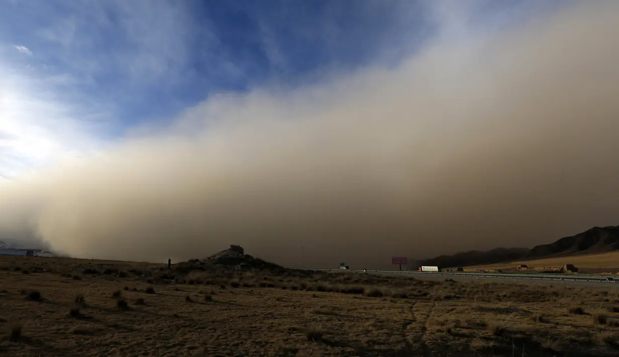 Badai pasir bergerak ke Zhangye di provinsi Gansu barat laut China (25/11). Menurut pemerintah setempat, sebuah kota di barat laut China ini dilanda badai pasir yang memicu kebakaran di pedesaan.  (AFP Photo/China Out)