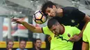 Pemain Bologna, Mattia Destro (kanan) berduel dengan pemain Inter Milan, Andrea Ranocchia pada lanjutan Serie A Italia di Stadion Giuseppe Meazza, Milan, (25/9/2016). (AFP/ Giuseppe Cacace)