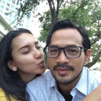 Oka Antara dan istri 