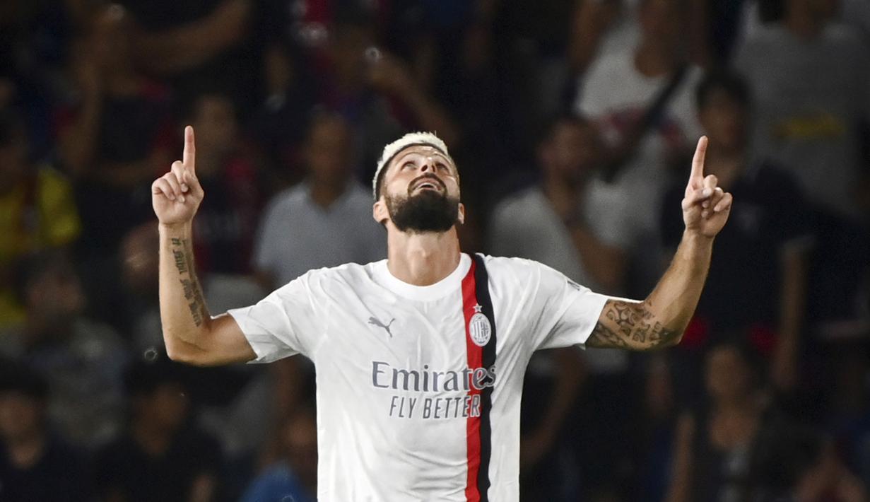 Pemain AC Milan, Olivier Giroud, melakukan selebrasi setelah mencetak gol ke gawang Bologna pada pekan pertama Serie A di Stadion Renato Dall'Ara, Selasa (22/8/2023). AC Milan menang dua gol tanpa balas. (Massimo Paolone/LaPresse via AP)