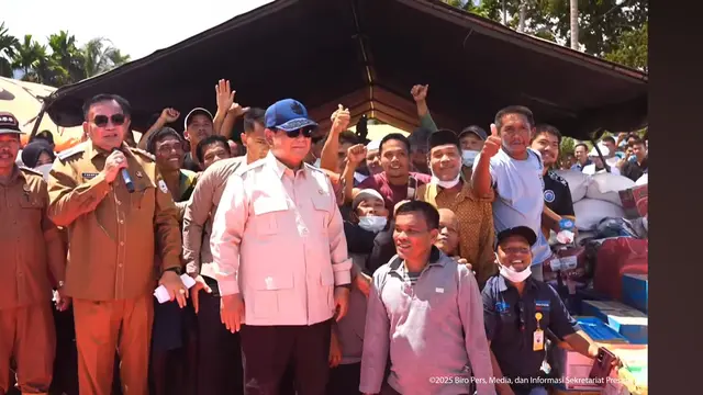 Presiden Prabowo Subianto meninjau langsung kondisi korban terdampak banjir di Kutacane, Kabupaten Aceh Tenggara, pada Senin (1/12/2025). (Istimewa)