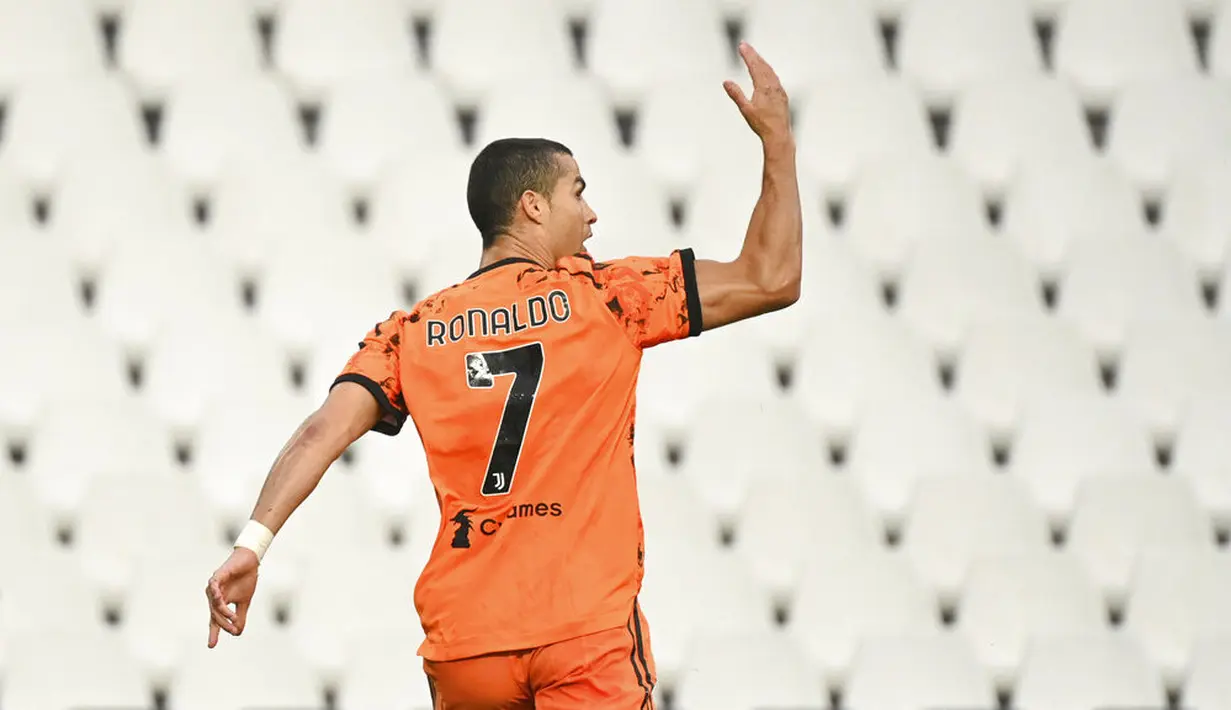 Striker Juventus, Cristiano Ronaldo, melakukan selebrasi usai mencetak gol ke gawang Spezia pada laga Liga Italia di Stadion Dino Manuzzi, Minggu (1/11/2020). Juventus menang dengan skor 4-1. (Massimo Paolone/LaPresse via AP)