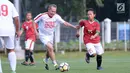 Pemain Timnas Wanita Indonesia berebut bola dengan pemain tim Indonesian Football Ambassador di Lapangan C Kompleks GBK, Jakarta, Kamis (5/4). Uji tanding ini persiapan jelang Piala AFF Wanita 2018. (Liputan6.com/Helmi Fithriansyah)