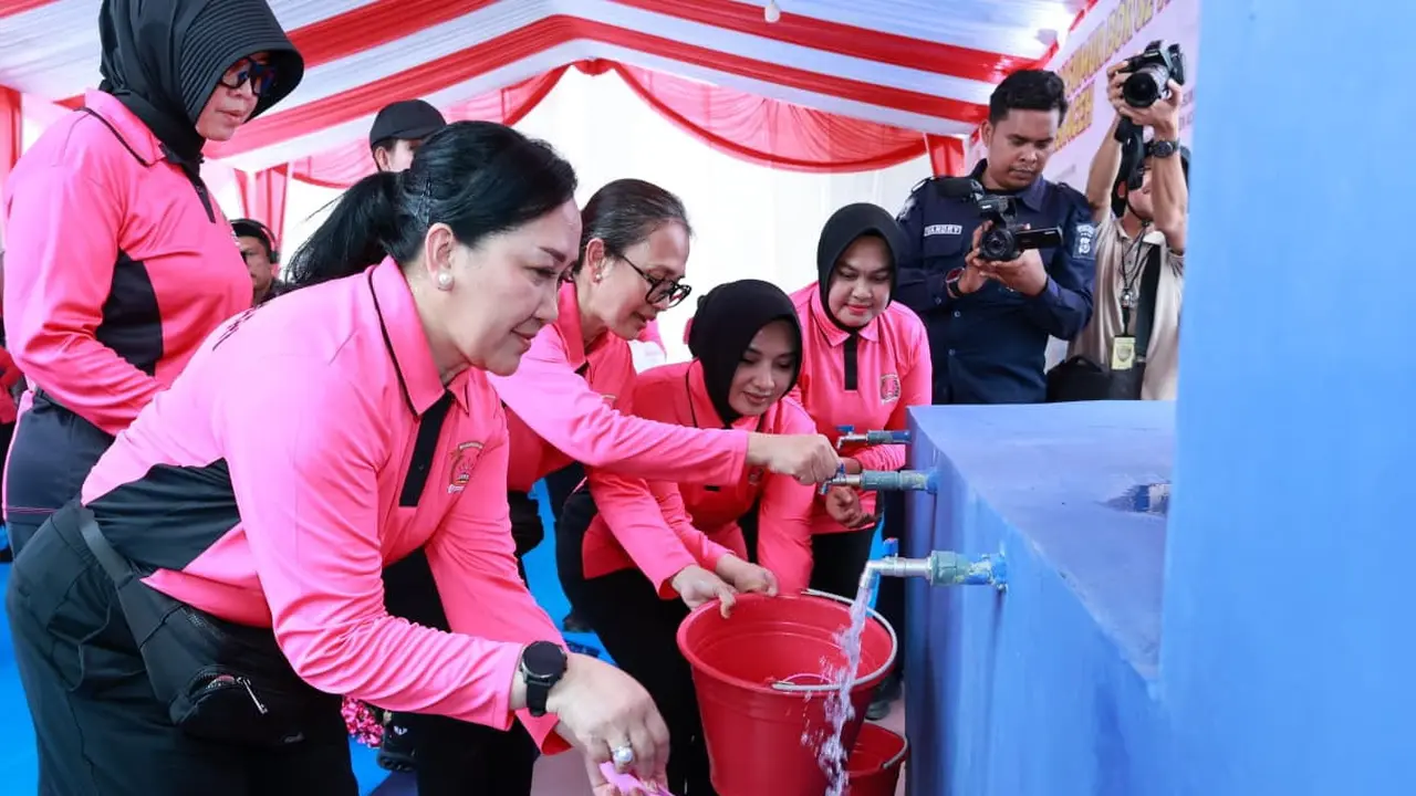 Sebanyak 82 titik sumur bor dari program Bhayangkari Peduli resmi beroperasi di enam kabupaten/kota untuk memenuhi kebutuhan air harian masyarakat,
