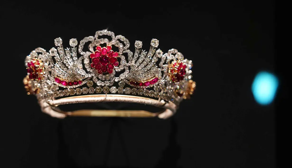 Sebagai informasi, koleksi yang dipamerkan antara lain pakaian, perhiasan, dan topi, serta sepatu dan aksesori. Tampak dalam foto, Tiara Rubi Burma milik Ratu Elizabeth II dipamerkan di pameran 'Queen Elizabeth II: Her Life in Style', di The King's Gallery, Istana Buckingham, London, Inggris, Kamis 9 April 2026. (AP Photo/Kirsty Wigglesworth)