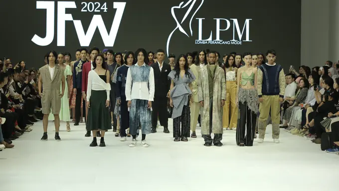 Jakarta Fashion Week 2024 Dibuka dengan Koleksi Desainer Lintas Generasi Selama 44 Tahun