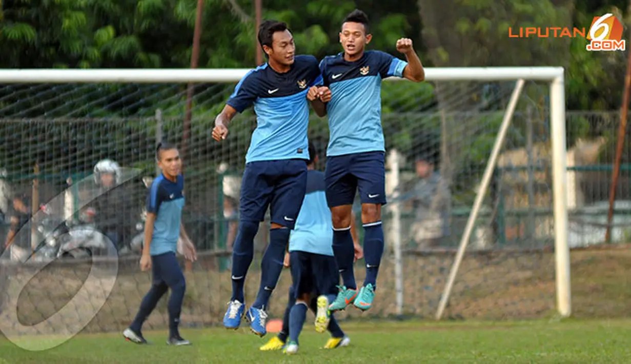 Pemain timnas Indonesia U19 terlihat berlatih teknik memenangkan duel udara dalam sesi latihan (Liputan6.com/Helmi Fithriansyah)