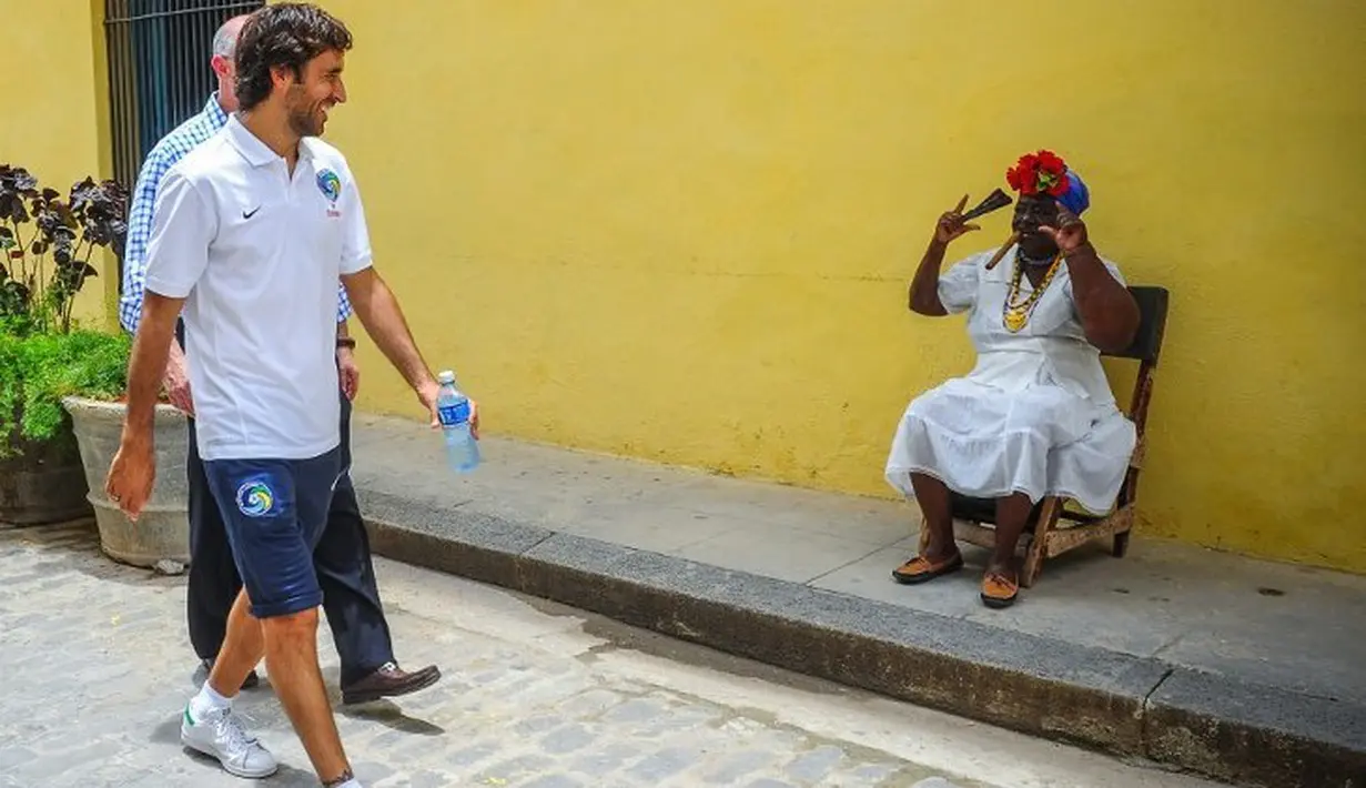 Raul Gonzales (kiri) pemain New York Cosmos berjalan di wilayah kota tua Havana, Kuba. (AFP/Yamil Lage)
