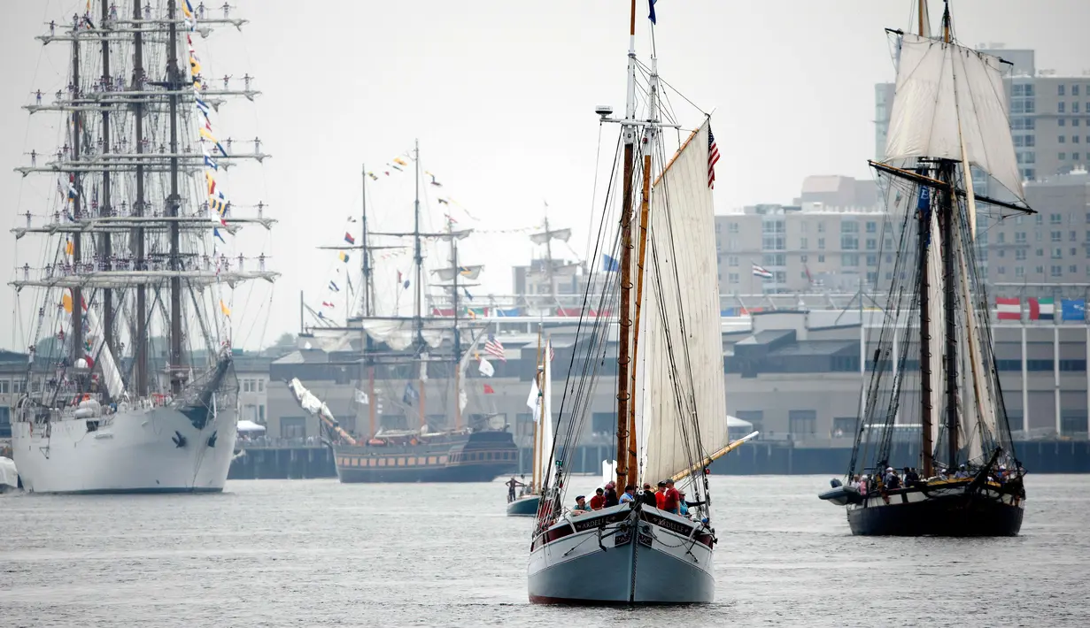 Sejumlah kapal-kapal layar tinggi berpartisipasi dalam Parade Sail di Boston, AS (17/6). Dalam acara parade maritim ini diperkirakan 2 juta orang ikut berpartisipasi. (AP Photo / Michael Dwyer)