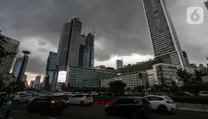 Kendaraan melintas di kawasan Bundaran Hi, Jakarta, Sabtu (13/11/2021). Dampak La Nina akan mulai dirasakan pada bulan November dan puncaknya akan terjadi pada periode Desember 2021 hingga Maret 2022. (Liputan6.com/Faizal Fanani)