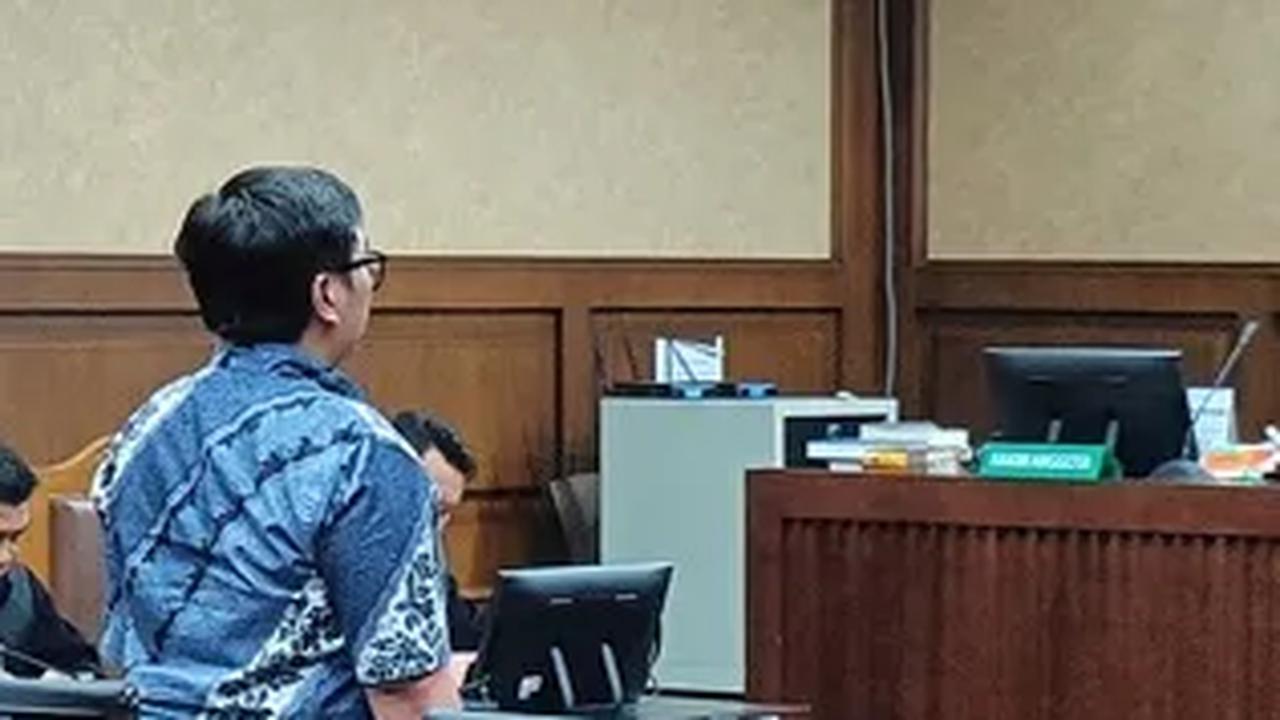 Hakim juga menjatuhkan pidana tambahan berupa kewajiban pembayaran uang denda sebesar Rp500 juta terhadap Mukti.