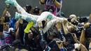 Nico Rosberg merayakan keberhasillanya menjuarai F1 Singapura bersama timnya  Mercedes AMG Petronas F1 di Singapore, (18/9/2016). (AFP/Anthony Wallace)