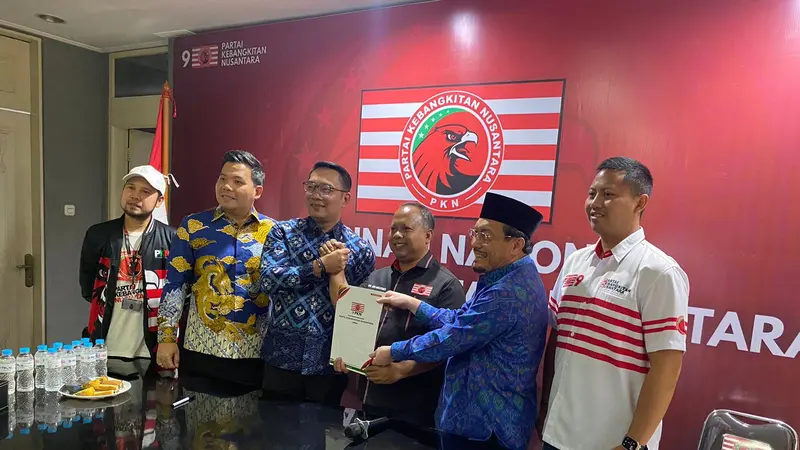 Sekjen PKN Sri Mulyono menyerahkan surat rekomendasi kepada pasangan calon gubernur dan calon wakil gubernur Jakarta, Ridwan Kamil-Suswono di Kantor Pimnas PKN, Selasa (27/8/2024). (Foto Tim Dok PKN)