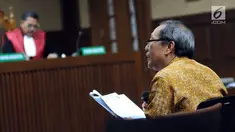 Pengusaha Made Oka Masagung saat menjawab pertanyaan Jaksa Penuntut Umum KPK pada sidang lanjutan dugaan korupsi proyek e-KTP dengan terdakwa Setya Novanto di Pengadilan Tipikor, Jakarta, Senin (22/1). (Liputan6.com/Helmi Fithriansyah)