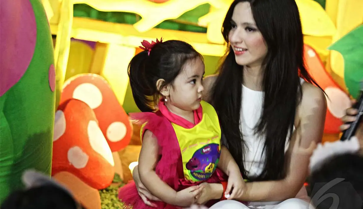 Sebagai orangtua, Nia dan Ardie sadar jika memanjakan anak dengan menggelar pesta mewah saat hari ulang tahun tiba bukanlah hal yang mendidik, Kidzania, Pacific Place, Jakarta Pusat, Kamis (5/6/2014) (Liputan6.com/Faizal Fanani).