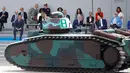 Tank Char B1 Prancis dari Perang Dunia II ditampilkan dalam upacara militer tahunan Bastille Day di Place de la Concorde, Paris (14/7/2020). Perayaan hari nasional negara tersebut juga digelar sebagai penghormatan kepada petugas kesehatan dan lainnya yang memerangi wabah pandemi. (AFP/Thomas Samson)