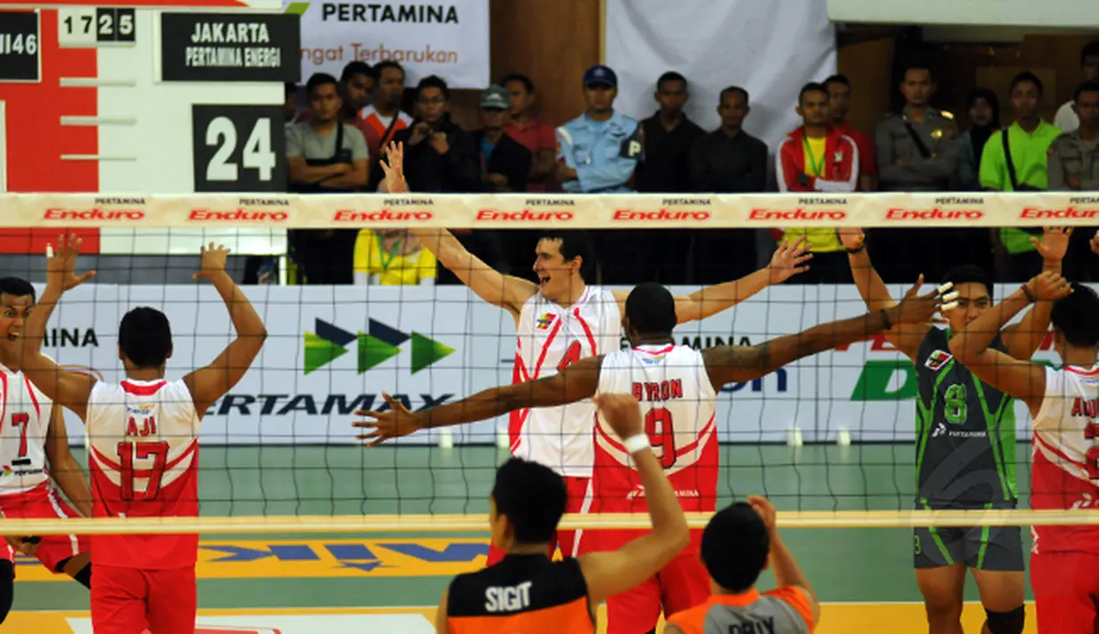 Tim putra Jakarta Pertamina Energy sukses membungkam Jakarta BNI 46 di Pertamina Proliga 2015, Dome Sport Balikpapan, (7/2/2015). Jakarta Pertamina Energy unggul 3 set langsung. (Liputan6.com/Helmi Fithriansyah)