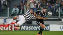 Skor sama kuat 1-1 membuat pertandingan berjalan sengit. Aksi rebut bola antara Arturo Vidal dan Dani Carvajal kerap terjadi. (Reuters/Sergio Perez)