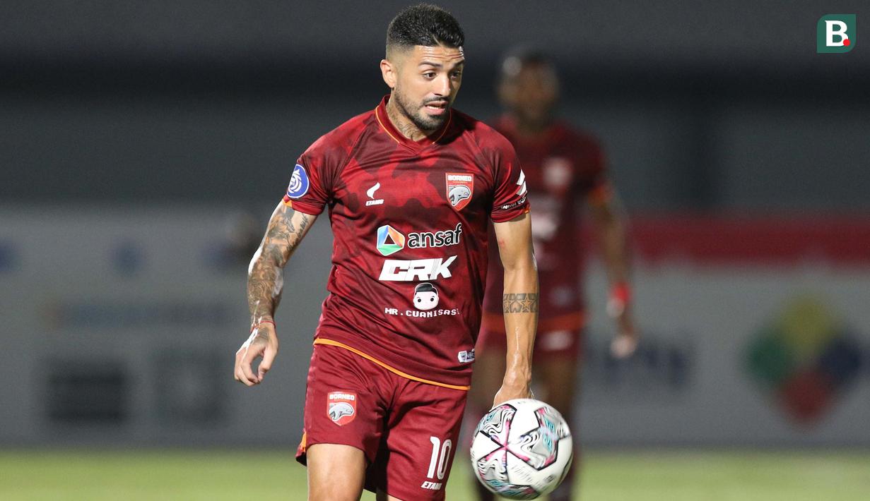 Tendangan dari Jonathan Bustos yang menerima bola muntah di dalam kotak penalti masih belum mengarah tepat ke gawang Dede Nathsir. (Bola.com/Bagaskara Lazuardi)