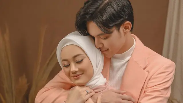 [Fimela] Rey Mbayang dan Dinda Hauw