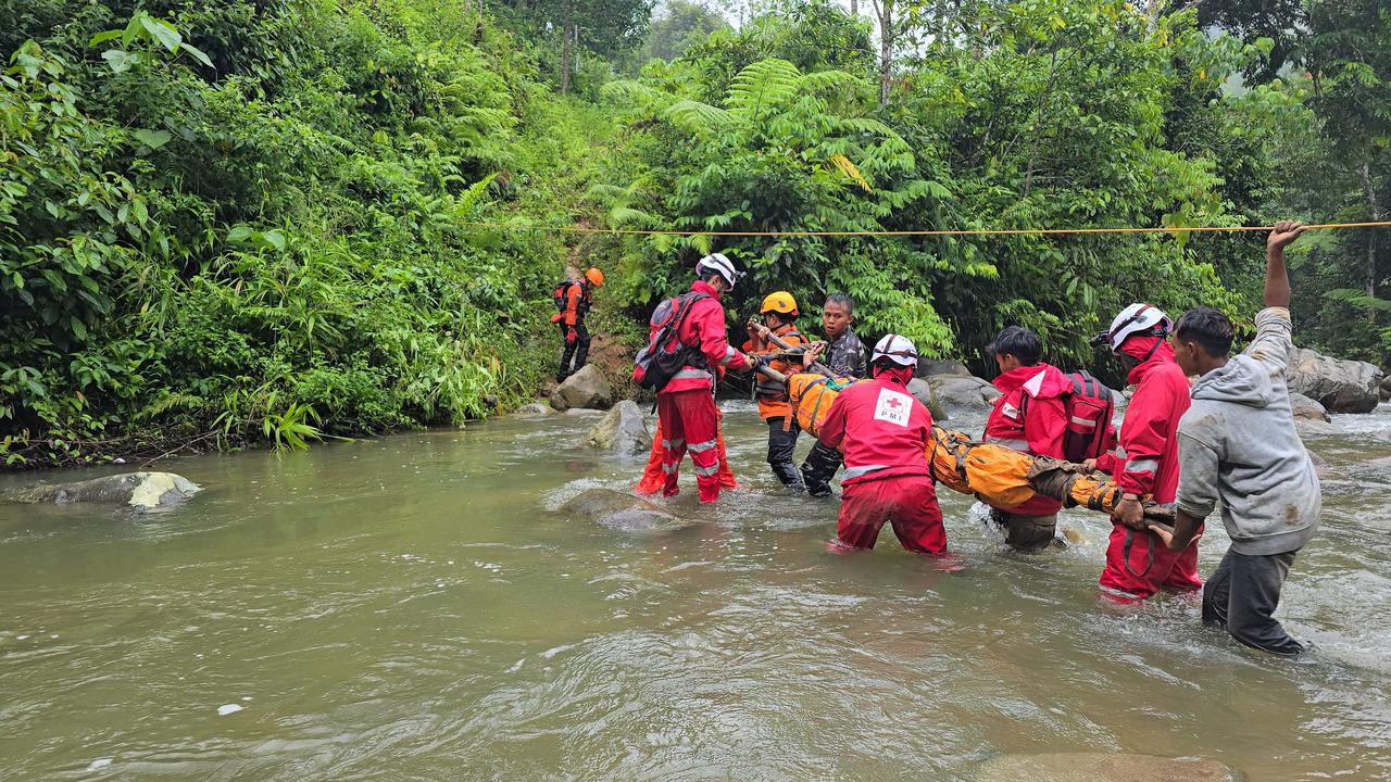 evakuasi korban longsor tambang emas di solok