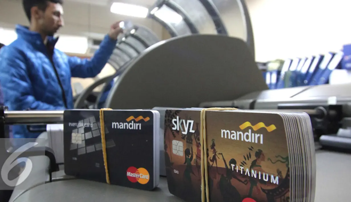 Desain terbaru kartu kredit Bank Mandiri sebelum dilakukan pencetakan di Jakarta, Rabu (20/1). Bank Indonesia memperkirakan pengguna kartu kredit di Indonesia pada tahun 2016 mencapai 16 juta pengguna. (Liputan6.com/Angga Yuniar)