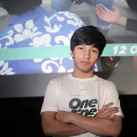 Bukan hal yang mudah memerankan seorang penipu yang flamboyan, Jefri Nichol mengaku menemukan beberapa kesulitan. Ia bahkan seringkali mendapatkan teguran langsung dari Asep Kusnidar yang meminta Jefri lebih banyak tersenyum. (Nurwahyunan/Bintang.com)