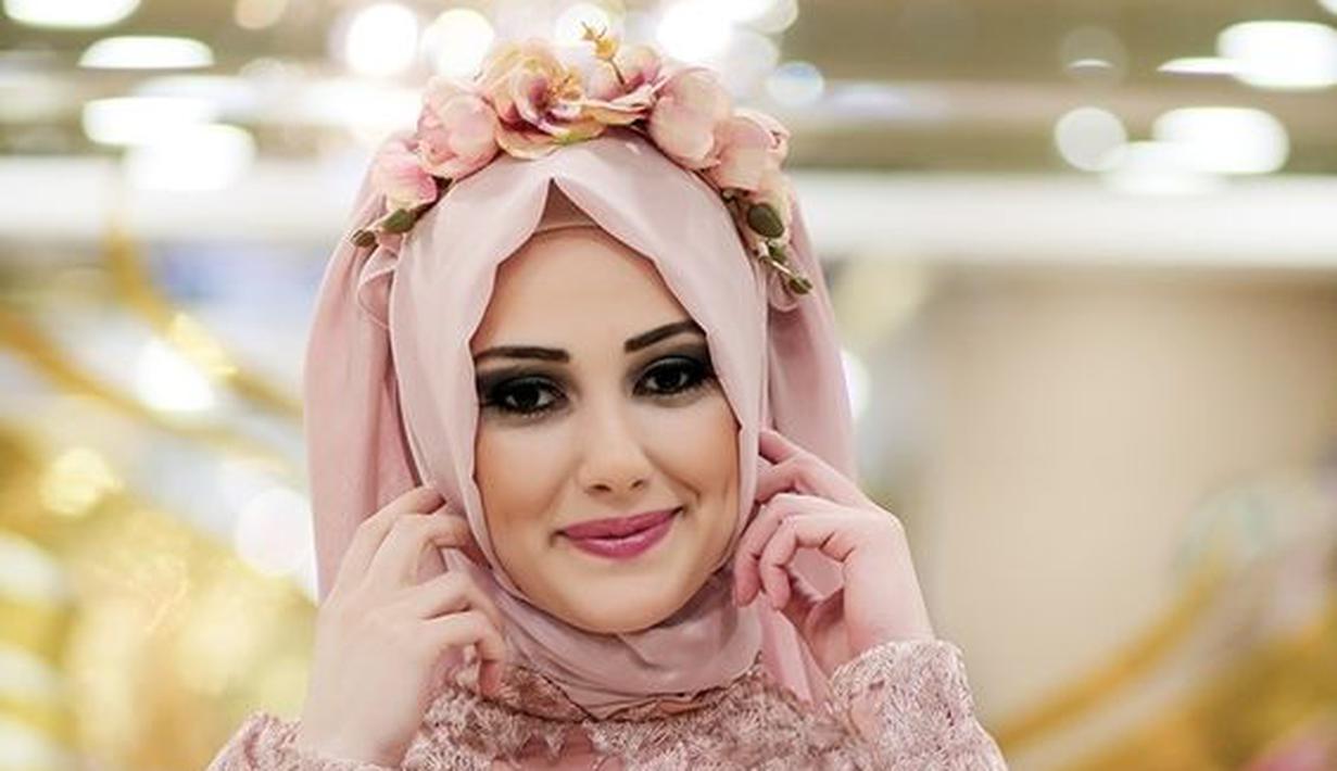 9 Inspirasi Mahkota Bunga Untuk Pernikahan Pengantin Berhijab