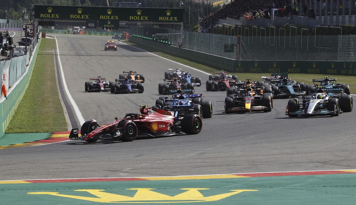 Pebalap asal Belanda tersebut memulai balapan dari posisi ke-14 karena terkena penalti penggunaan power unit yang telah melebihi jumlah yang diizinkan. (AP/Olivier Matthys)