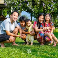 Di balik kebahagiaanya sekarang, Sarwendah dan Ruben pun memiliki cerita asmara di masa lalu. Siapa sangka ternyata Ruben pernah empat kali ditolak oleh perempuan yang kini menjadi pendamping hidupnya. (Instagram/sarwendah29)