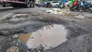 Jumlah tersebut meningkat signifikan dibandingkan Desember 2025 seiring tingginya intensitas hujan sejak awal Januari 2026. Tampak dalam foto, sejumlah pengendara melewati kerusakan di Jalan Mitra Bahari, Penjaringan Jakarta Utara, Selasa (3/2/2026). (merdeka.com/Arie Basuki)