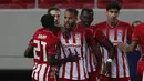 Striker Olympiakos, Youssef El-Arabi (ketiga dari kiri) melakukan selebrasi usai mencetak gol penyeimbang 1-1 ke gawang Arsenal dalam laga leg pertama babak 16 besar Liga Europa 2020/2021 di Georgios Karaiskakis Stadium, Kamis (11/3/2021). Olympiakos kalah 1-3 dari Arsenal. (AP/Thanassis Stavrakis)