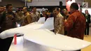 Wakil Presiden Jusuf Kalla meninjau pameran Indo Defence 2018 Expo & Forum" di JIExpo Kemayoran, Jakarta, Rabu (7/11). Pameran ini diikuti lebih dari 867 peserta dari 59 negara termasuk Indonesia. (Merdeka.com/Imam Buhori)
