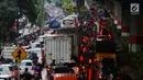 Kendaraan terjebak kemacetan di Jalan Jenderal Ahmad Yani, Jakarta, Selasa (2/4). Hujan deras yang mengguyur Jakarta menyebabkan sejumlah jalan tergenang banjir hingga mengakibatkan kemacetan. (Liputan6.com/JohanTallo)