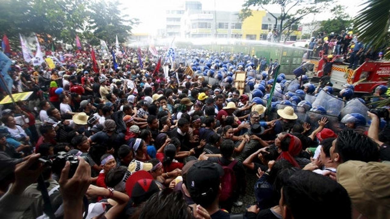 Mencekamnya aksi demonstrasi anti APEC di Filipina