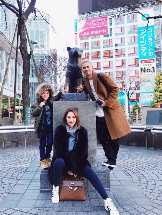 Sibuk menjadi penyanyi dan aktris, Bunga Citra Lestari pun selalu berusaha untuk membagi waktunya. BCL berusaha adil menjadi seorang ibu dan istri saat di rumah, serta saat menghibur di depan penggemarnya. (Instagram/bclsinclair)