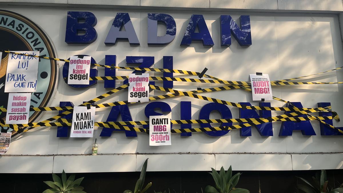 Pendemo Datangi Kantor BGN Kritik MBG, Pasang Garis Kuning d