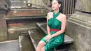 Valerie Tifanka pun disebut banyak netizen, tampil makin cerah usai membasuh diri di Pura Tirta Empul Tampaksiring. Situs religi ini beberapa kali dikunjungi selebriti seperti Lucinta Luna, hingga Hotman Paris. (Liputan6.com/IG/@valtifanka)