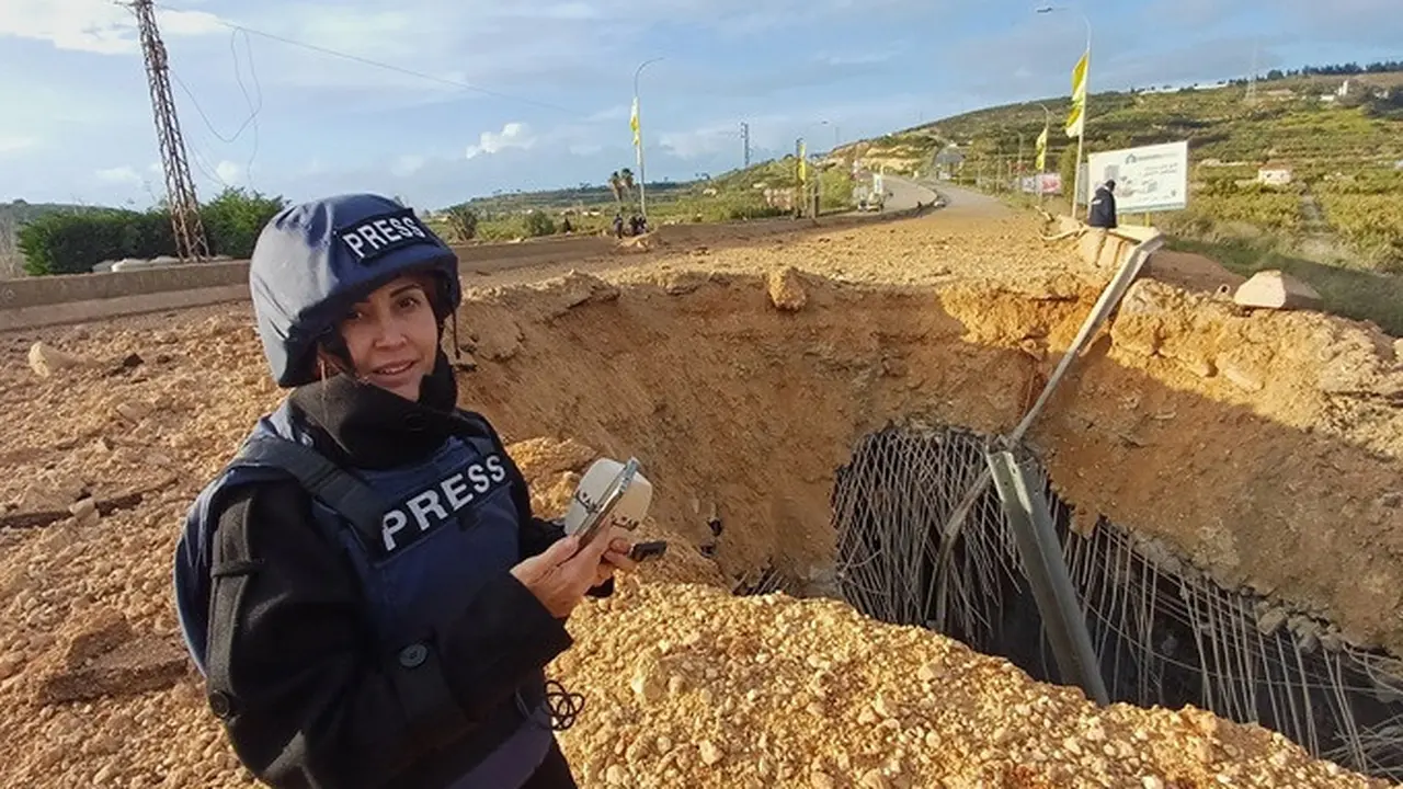 Jurnalis Lebanon Amal Khalil, yang bekerja untuk harian Al-Akhbar, melaporkan dari dekat jembatan yang hancur di Qasmiyeh, Lebanon, Minggu, 22 Maret 2026.