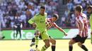Penyerang Manchester United, Cristiano Ronaldo mengontrol bola dari kawalan pemain Brentford, Christian Norgaard pada pertandingan lanjutan Liga Inggris di Gtech Community Stadium di London, Sabtu (13/8/2022). Brentford menang telak atas MU 4-0. (AP Photo /Ian Walton)