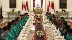 Suasana makan siang bersama Presiden Jokowi dan pemain timnas Indonesia di Istana Merdeka, Jakarta, Senin (19/12). Punggawa timnas Indonesia beserta tim sukses piala AFF memenuhi undangan makan siang bersama. (Liputan6.com/Faizal Fanani)