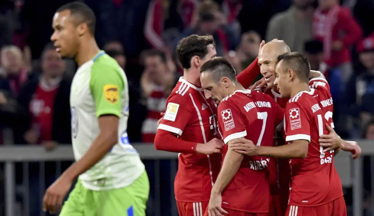 Para pemain Bayern Munchen merayakan gol yang dicetak oleh Arjen Robben ke gawang VfL Wolfsburg pada laga Bundesliga, di Stadion Allianz, Kamis (22/9/2017). Bayern Munchen ditahan imbang 2-2 oleh VfL Wolfsburg. (AP/Peter Kneffel)